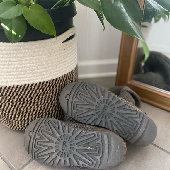 Ugg size 10 cardigan Gray boots - Picture 2 of 6